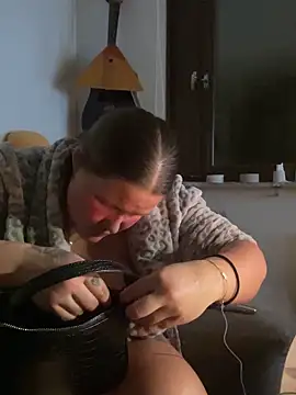 justsomeoneuknow's Live XXX Chat