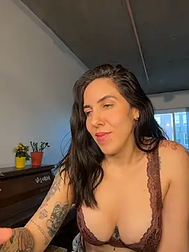 Lolathebaddie: διαδικτυακό σόου στην κάμερα