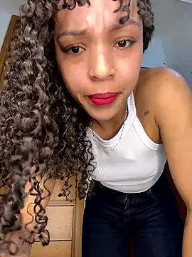 Yasmin777_ Chat XXX in diretta