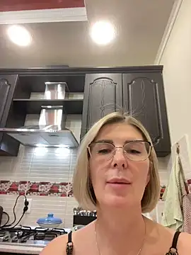 sensualEmilia Adlı Modelin Canlı XXX Sohbeti