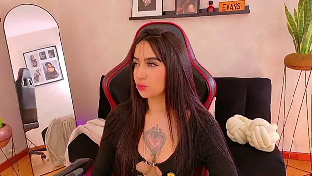 EmmyEvans1 Adlı Modelin Canlı XXX Sohbeti