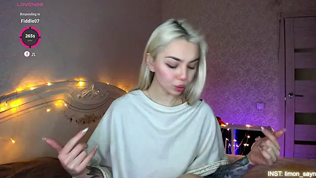 Chatroom XXX en direct de LillyMoure_