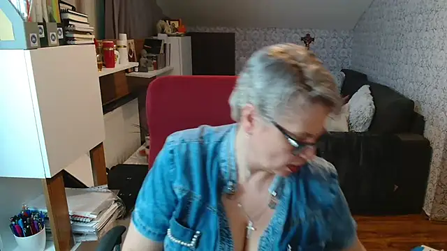 XXX chat uživo modela bigtits4you