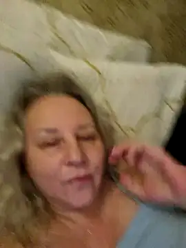 Janahotty: διαδικτυακό σόου στην κάμερα