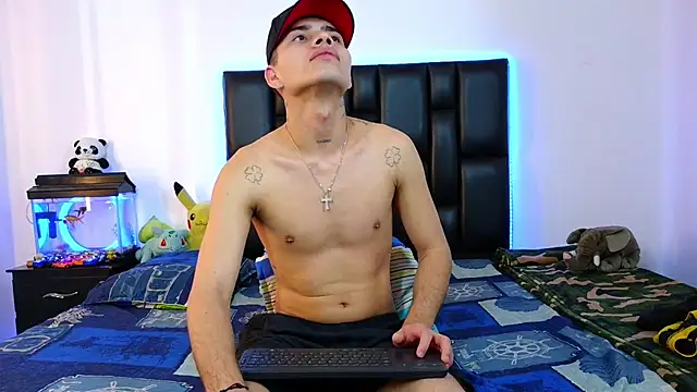 Dereek_Hot: διαδικτυακό σόου στην κάμερα