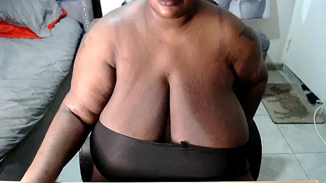 BIG_BOOBS_ASS_QEEN live XXX chat