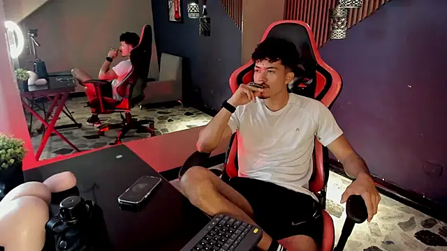 NicolaiKarav: διαδικτυακό σόου στην κάμερα