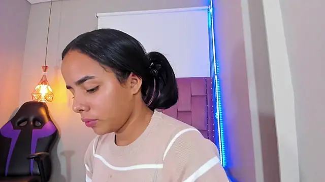 XXX chat uživo modela Roxy_Stonee