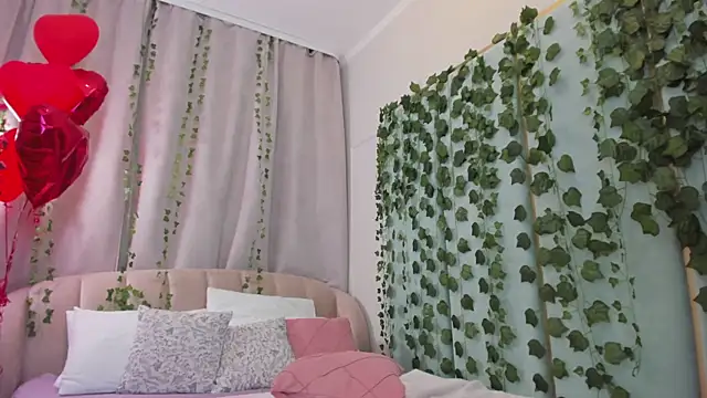 Chat +18 de Love_is_Lola ao vivo