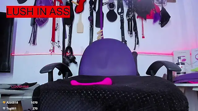 LucyStrike_: διαδικτυακό σόου στην κάμερα