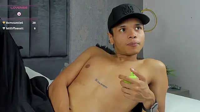 Show modela Alejandroo_Montenegro na web-kameri