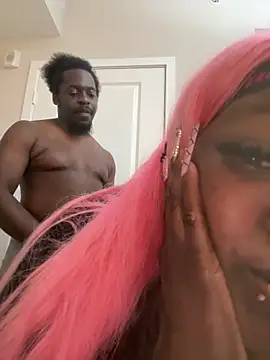 makeherfeelg: διαδικτυακό σόου στην κάμερα