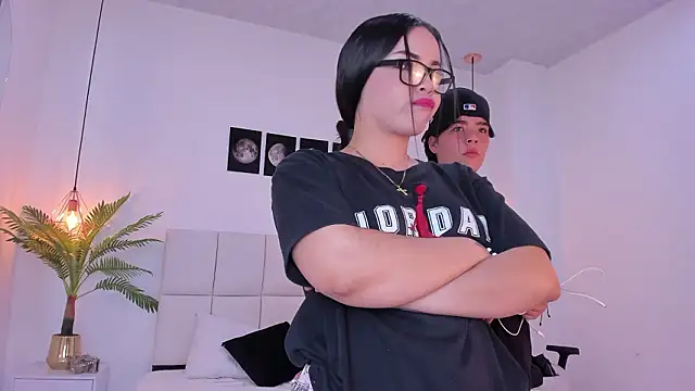 Megan_And_Mia30n Webbikameraesitys