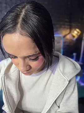 Isabella-Teen লাইভ XXX চ্যাট