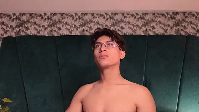 Aaron_Eze Live XXX-Chat