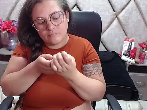 Sarah_Boobs_ Adlı Modelin Canlı XXX Sohbeti