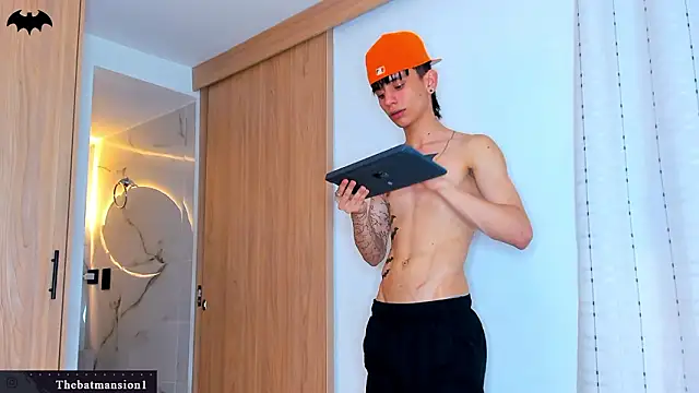 XXX chat uživo modela TheBatMansion