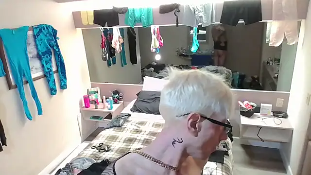 AskAveryAnything Show in webcam