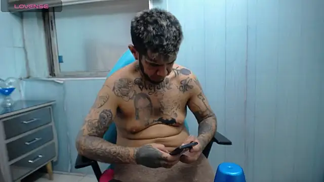 แชท XXX สดของ allison_max_tattoo