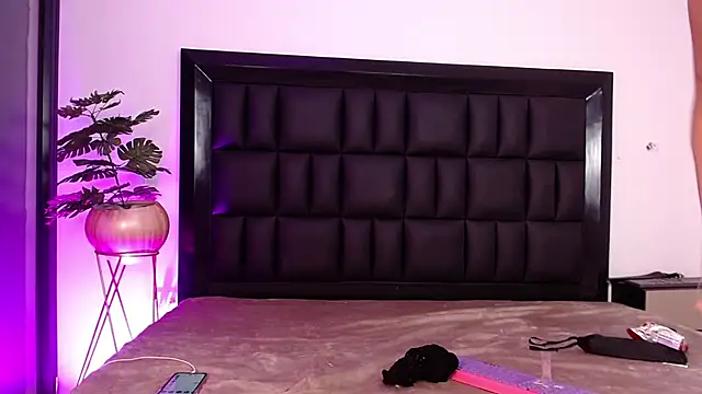 Chat +18 de mia_roosee1 ao vivo