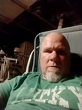 Reddog833's Live XXX Chat