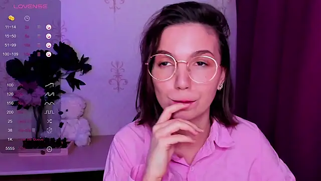 Chat XXX en directo de KindHazelHere_