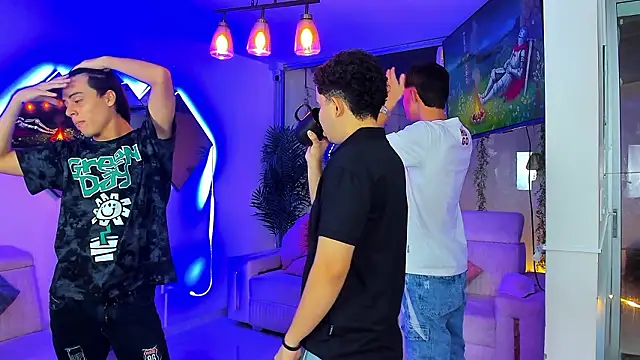 Houseofwarrios: διαδικτυακό σόου στην κάμερα