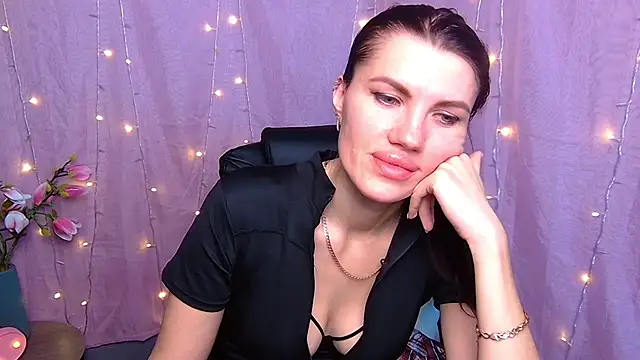 MilaLoona élő XXX-chatje