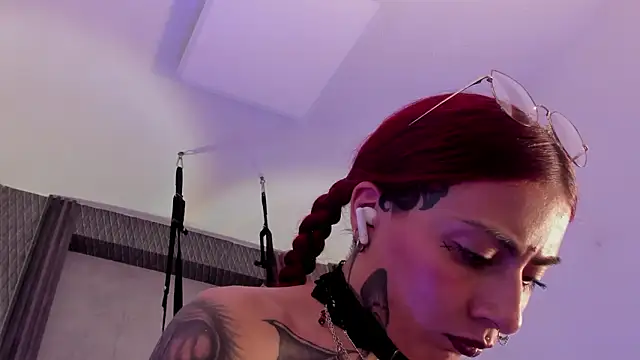 XXX chat uživo modela selene_red_