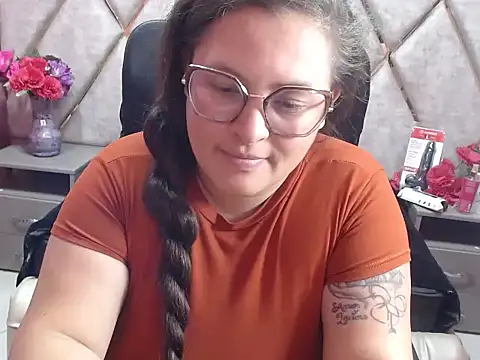 Sarah_Boobs_ Adlı Modelin Canlı XXX Sohbeti