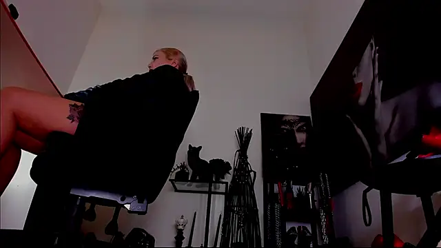 MistressDemi élő XXX-chatje