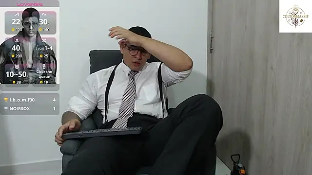 coltonmassiff: διαδικτυακό σόου στην κάμερα