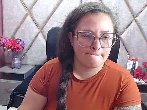 Sarah_Boobs_ Adlı Modelin Canlı XXX Sohbeti