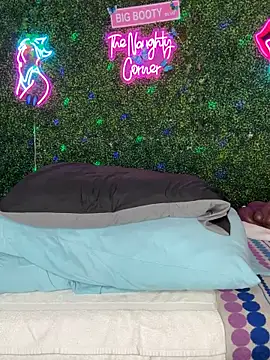 RenaThickAss Show in webcam