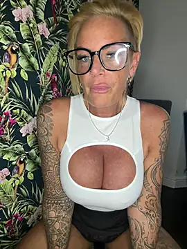 Big-Tits696969 现场XXX聊天