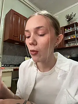 Chat +18 de MilaMoone ao vivo