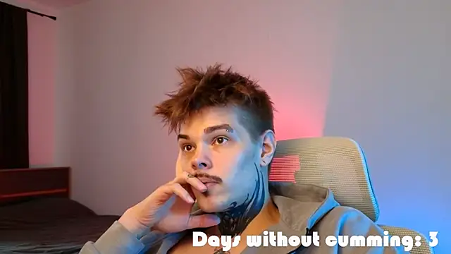 Show modela DENIS_HERE na web-kameri