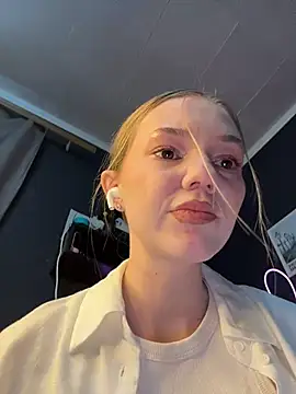 MilaMoone 即時 XXX 聊天