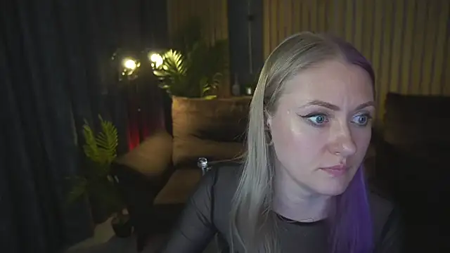 دردشة DramaQuenns الجنسية المباشرة