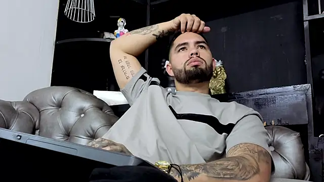 matteosantos: διαδικτυακό σόου στην κάμερα