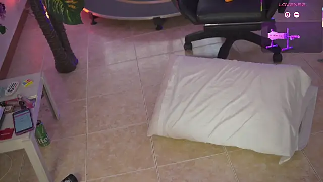 Chatroom XXX en direct de EmmaSanzz_