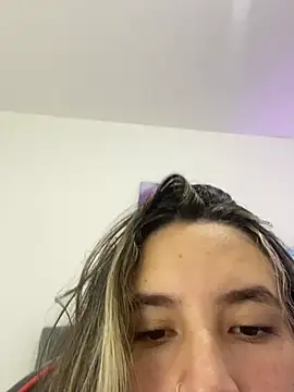 MANU_EF: διαδικτυακό σόου στην κάμερα