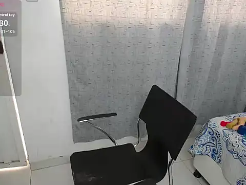 miss_charlott_18 Adlı Modelin Canlı XXX Sohbeti