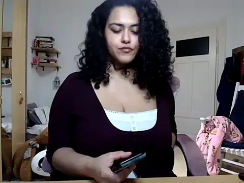 Curvydesifromgermany webcam show