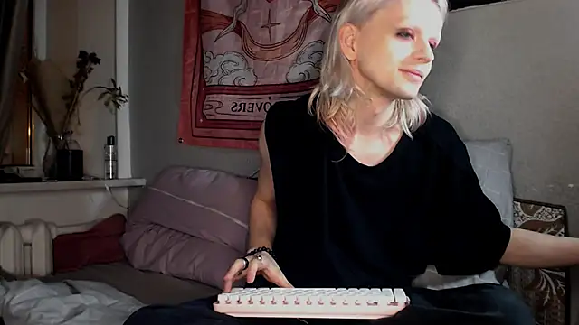 Alien_Bella Show Webcam