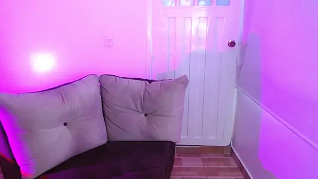 milfrousse Adlı Modelin Canlı XXX Sohbeti