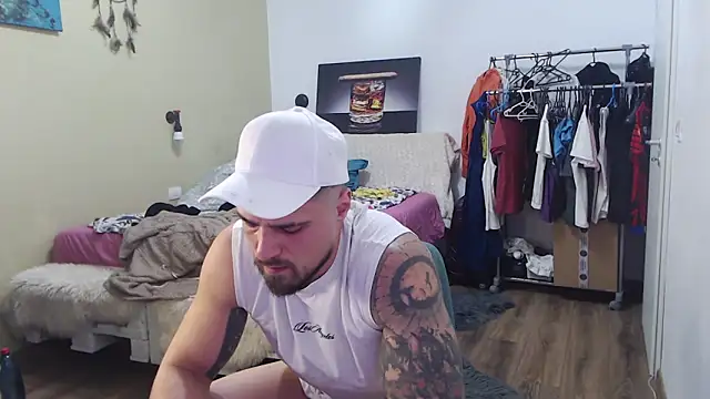 Tiberius_hunk: διαδικτυακό σόου στην κάμερα