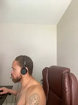 Fathero1time: διαδικτυακό σόου στην κάμερα