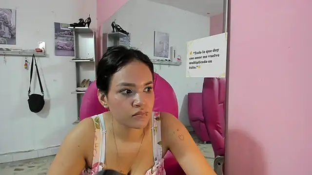 XXX chat uživo modela CAMILA--REY