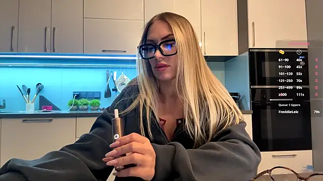 Show modela SoftnessMila na web-kameri